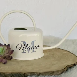 Emaillierte Gießkanne naturweiß mit Aufschrift Mama – personalisierte Kakteenkanne für Zimmerpflan