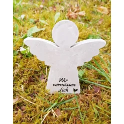 Engel aus Beton mit Schriftzug Grabschmuck Trauer Gedenken Vermissen Gedenkstein Erinnerung