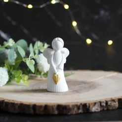 Engel stehend mit Goldherz - handgemachter Schutzengel aus Gießkeramik