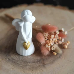 Engel stehend mit Goldherz - handgemachter Schutzengel aus Gießkeramik