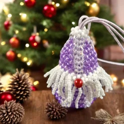Entdecken Sie 7 cm große Weihnachtswichtel mit befüllbarem Anhänger in violett für einzigartige Geschenke