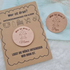 Entscheidungsmünze aus Holz – das humorvolle Mini-Geschenk für frischgebackene Eltern