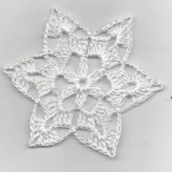 7er Set gehäkelte Weihnachtssterne aus weißem Baumwollgarn – Baumschmuck & Deko