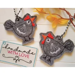 2er Set Hühner Anhänger Filz Osterdeko gestickt, Osterstrauch Dekoration Henne Huhn Geschenk Hühnerhalter