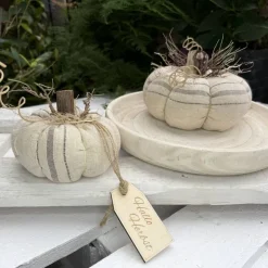 2er Set Kürbisse aus Baumwolle in Beige – Handgemachte Herbstdeko Landhausstil