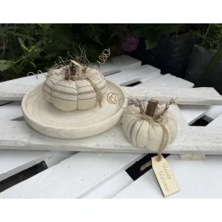 2er Set Kürbisse aus Baumwolle in Beige – Handgemachte Herbstdeko Landhausstil