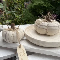 2er Set Kürbisse aus Baumwolle in Beige – Handgemachte Herbstdeko Landhausstil