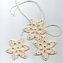 12er Set naturfarbene Häkelsterne – Handgemachte Baumwoll-Sterne als Weihnachtsdeko & Baumbehang