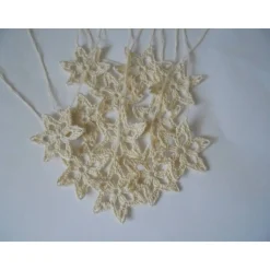 12er Set naturfarbene Häkelsterne – Handgemachte Baumwoll-Sterne als Weihnachtsdeko & Baumbehang