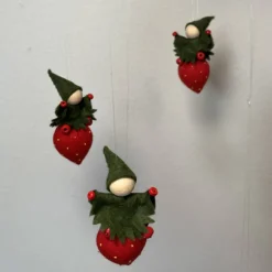 Erdbeerwichtel- Blumenkind - Jahreszeitentisch - Sommer