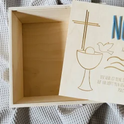 Erinnerungsbox zur Taufe aus Holz – 20x20 cm – mit Name, Datum, Motiv und Taufspruch