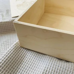 Erinnerungsbox zur Taufe aus Holz – 20x20 cm – mit Name, Datum und Motiv