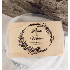 Erinnerungskiste Hochzeit Personalisiert - Hochzeitsgeschenk | Erinnerungskiste Holzkiste personalisiert Blumenkranz |