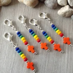 5er-Set farbenfrohe Gastgeschenke mit Howlithkreuz – Mitbringsel & Mitgebsel Charms