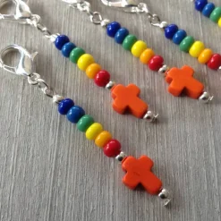 5er-Set farbenfrohe Gastgeschenke mit Howlithkreuz – Mitbringsel & Mitgebsel Charms