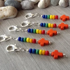 5er-Set farbenfrohe Gastgeschenke mit Howlithkreuz – Mitbringsel & Mitgebsel Charms