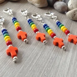 5er-Set farbenfrohe Gastgeschenke mit Howlithkreuz – Mitbringsel & Mitgebsel Charms