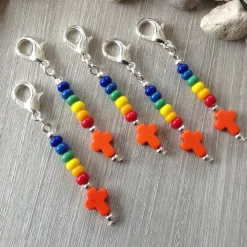 5er-Set farbenfrohe Gastgeschenke mit Howlithkreuz – Mitbringsel & Mitgebsel Charms