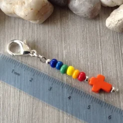 5er-Set farbenfrohe Gastgeschenke mit Howlithkreuz – Mitbringsel & Mitgebsel Charms