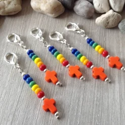 5er-Set farbenfrohe Gastgeschenke mit Howlithkreuz – Mitbringsel & Mitgebsel Charms