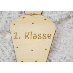 Erste Klasse Meilensteinkarte Herzchen aus Lindenholz – Perfekt zur Einschulung & als Geschenk, Schultütenform