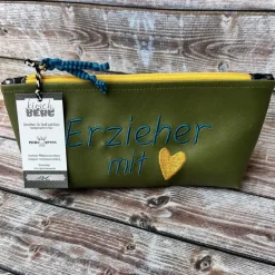 Erzieher mit Herz Federmäppchen grün Kunstleder als Abschiedsgeschenk