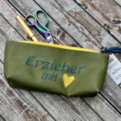 Erzieher mit Herz Federmäppchen grün Kunstleder als Abschiedsgeschenk