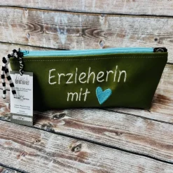 Erzieherin mit Herz Federmäppchen grün Kunstleder als Abschiedsgeschenk
