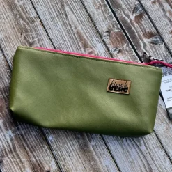 Erzieherin mit Herz Federmäppchen grün Kunstleder als Abschiedsgeschenk mit Leo