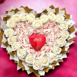 Essbarer Blumenstrauß - Raffaello Lindt von Herzen und weißen Seifenrosen