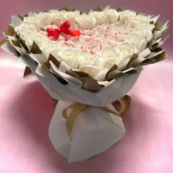 Essbarer Blumenstrauß - Raffaello mit weißen Seifenrosen
