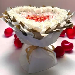 Essbarer Blumenstrauß - Raffaello Lindt Lindor und weißen Seifenrosen