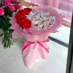Essbarer Blumenstrauß- Handgemachtes personalisiertes Geschenk für Männer, Frauen. Strauß aus Pralinen, Raffaello, Seife