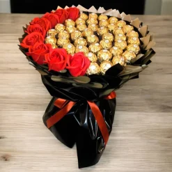 Essbarer Ferrero-Rocher-Strauß mit roten Rosen in Schwarz-Gold – handgemachte Geschenkidee