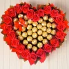 Essbarer Ferrero-Rocher-Strauß in Herzform mit roten Rosen – handgemachte Geschenkidee