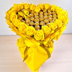 Essbarer Ferrero-Rocher-Strauß in Herzform mit gelben Rosen – handgemachte Geschenkidee