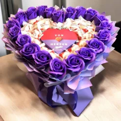 Essbarer Herz-Strauß mit Raffaello & Milka „Von Herzen“ – lila Rosen, handgemacht