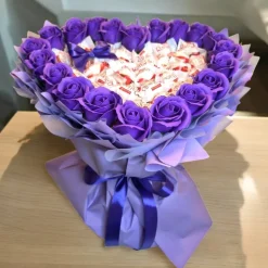 Essbarer Herz-Strauß mit Raffaello & lila Rosen – handgemachtes Pralinengeschenk