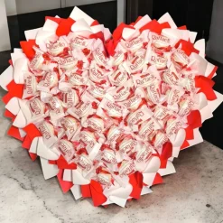 Essbarer Raffaello-Strauß – handgemachter Pralinen-Strauß in Weiß-Rot als Geschenkidee