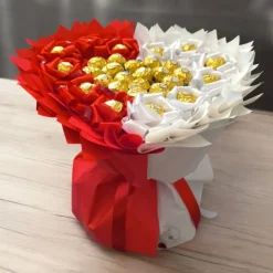 Essbarer Strauss in Herzform mit Ferrero Rocher – handgemachte Satinrosen in Rot & Weiß