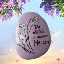 Ewige Erinnerung: Trauerstein mit Weißen Calla Blumen