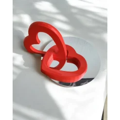Ewige Liebe: Skulptur aus zwei ineinander verschlungenen roten Herzen Modernes Deko-Objekt