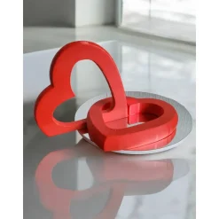 Ewige Liebe: Skulptur aus zwei ineinander verschlungenen roten Herzen Modernes Deko-Objekt