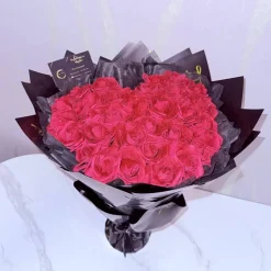 Ewiger Rosenstrauß – 32 rote Rosen in Herzform mit Glitzer