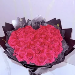 Ewiger Rosenstrauß – 32 rote Rosen in Herzform mit Glitzer