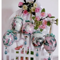 Exclusives OSTEREIER-SET: 5 x dekorierte EIER im nostalgischen Look mit Schmucksteinhänger und Dekoblüten.