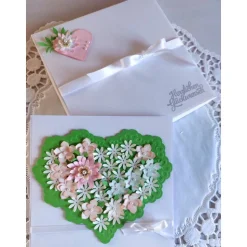 Exklusive Valentinskarte in Herzform mit Blüten in edler Kartenbox – Handgemacht & Verziert