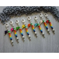 Farbenfrohe Gastgeschenke 8er Set – Charms mit Kreuz & Fisch, Regenbogenfarben, Howlith, ca. 7 cm