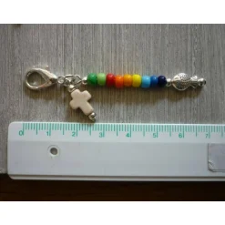 Farbenfrohe Gastgeschenke 8er Set – Charms mit Kreuz & Fisch, Regenbogenfarben, Howlith, ca. 7 cm