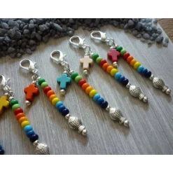 Farbenfrohe Gastgeschenke 8er Set – Charms mit Kreuz & Fisch, Regenbogenfarben, Howlith, ca. 7 cm